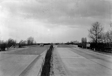 836584 Gezicht op Rijksweg 22 over het spoorwegemplacement bij het Fort Lunetten te Utrecht.N.B. De straatnaam Rijksweg ...